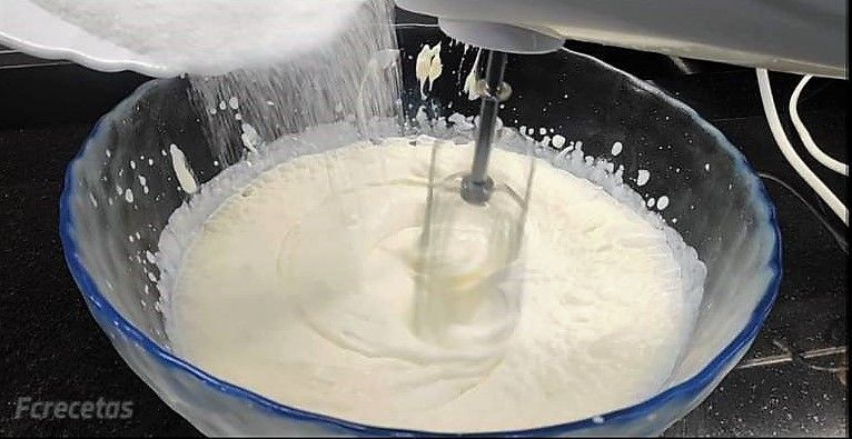 sucre afegint al recipient on muntem la nata