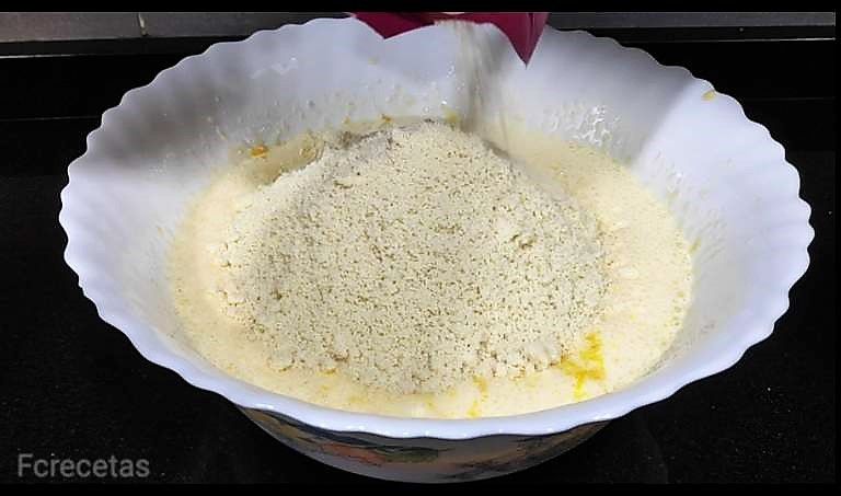 harina de almendra añadida al recipiente para la preparación de la tarta de Santiago o tarta compostelana