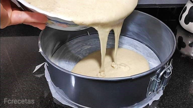 añadiendo la masa de la tarta de santiago al molde previamente engrasado
