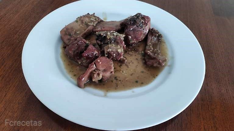 conejo a la cazuela en un plato