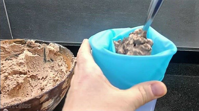 un reipient amb tòfona i al costat omplint la màniga pastissera amb tòfona