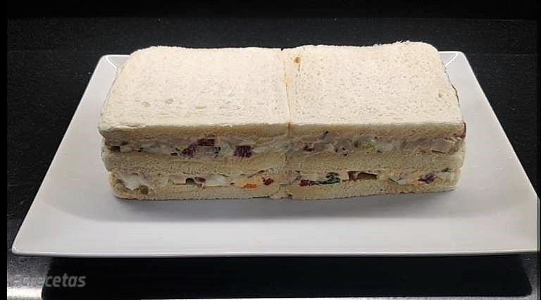 pastís de pa de motlle en una font