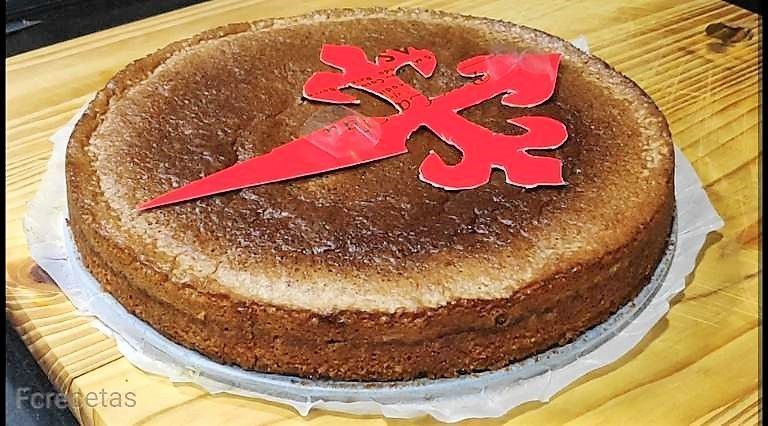 con la plantilla de la cruz de santiago sobre la tarta