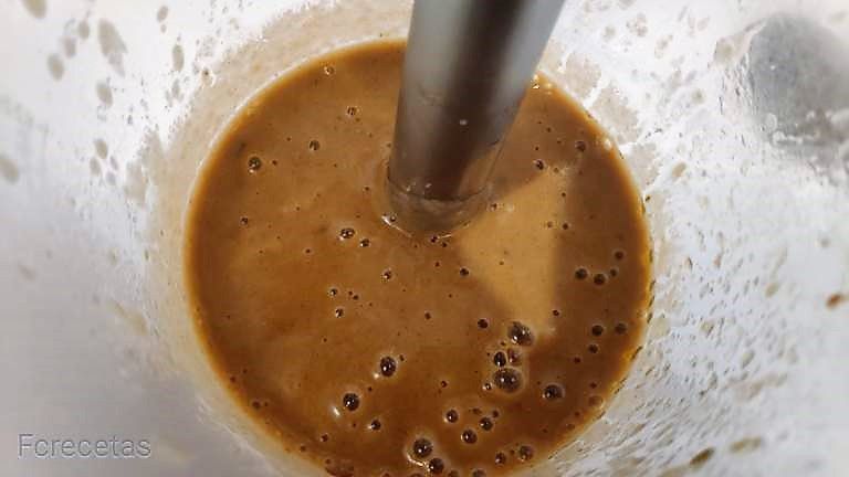 triturando la salsa del bacalao con un minipimer