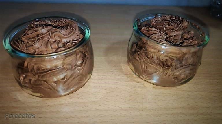 dos gotets de tòfona amb fideus de xocolata