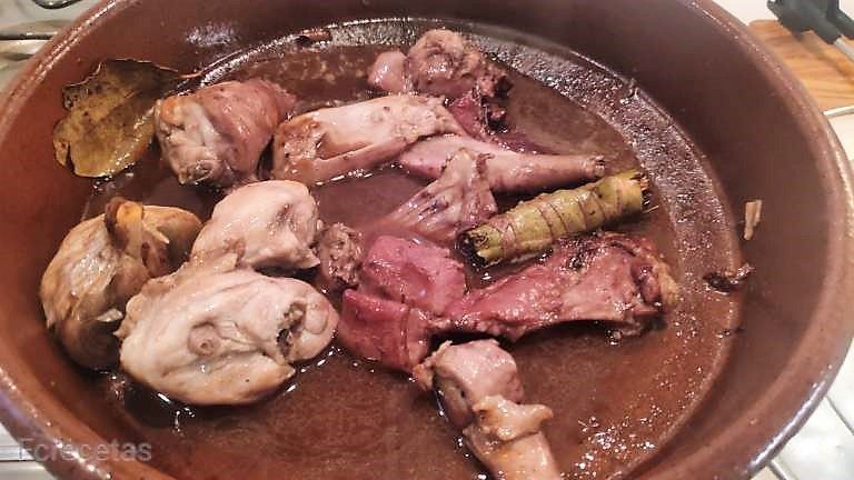 vino añadido al conejo a la cazuela