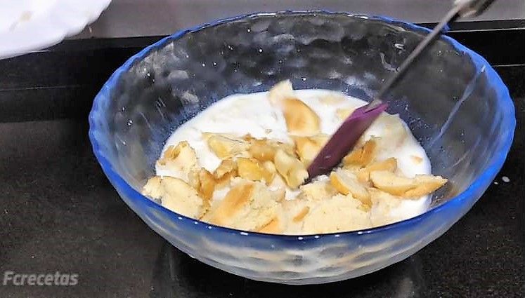 remojando las madalenas troceadas en la leche infusionada
