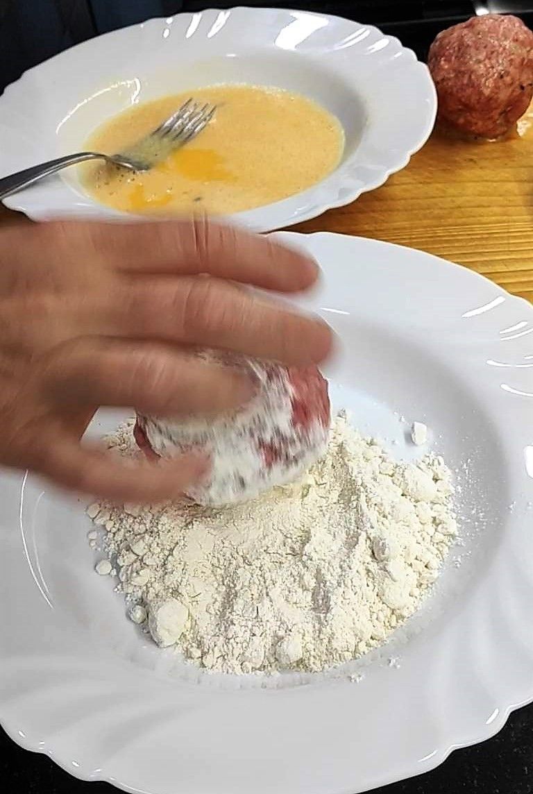 robant els ous, en ou batut, farina i pa ratllat