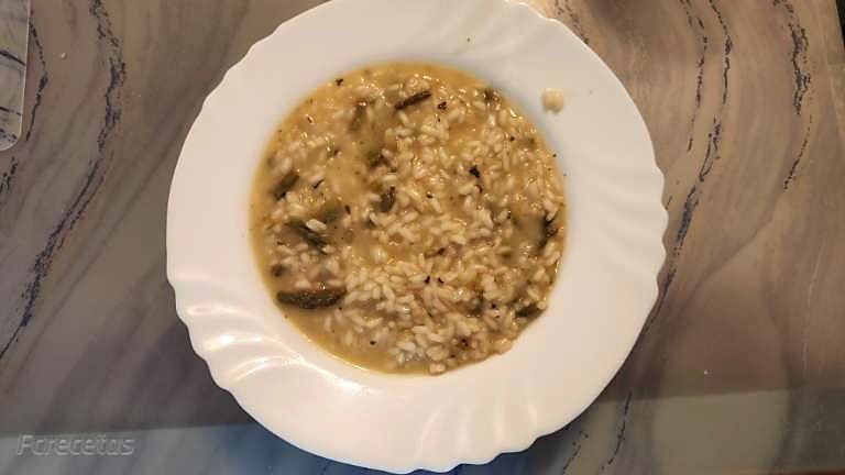risotto de espárragos trigueros en un plato