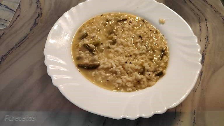 un plato con risotto de espárragos