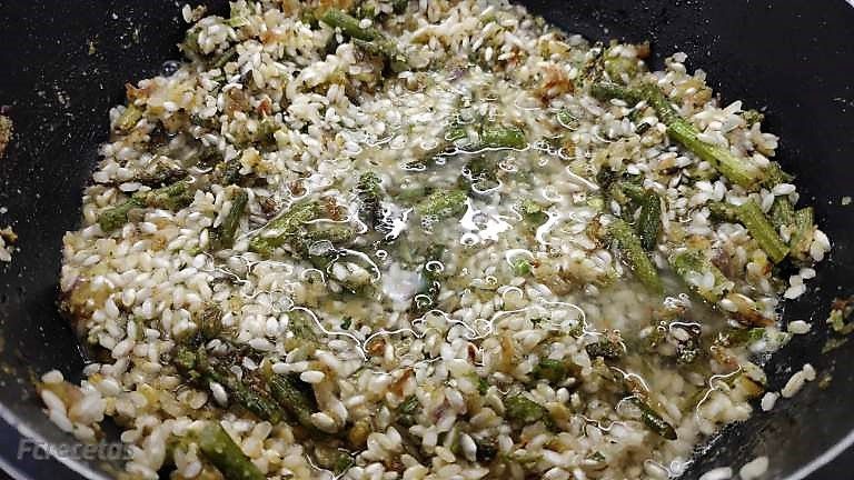 vino blanco añadido al risotto