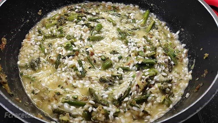 caldo añadido al risotto