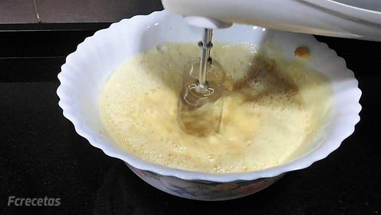 batiendo en un recipiente con la batidora