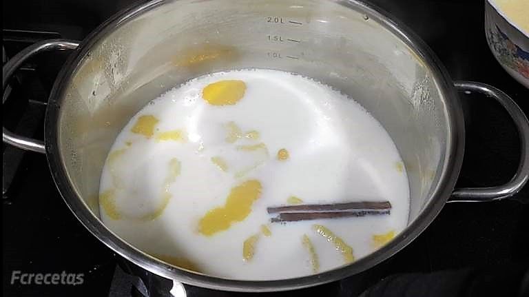 leche con canela y piel de limón