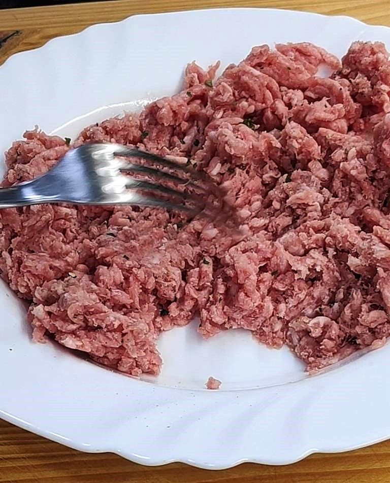 carn picada en un plat per preparar els ous a l'escocesa