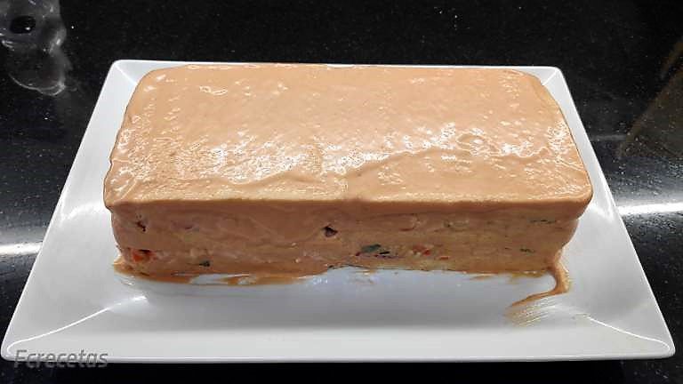 pastís de marisc cobert de salsa rosa
