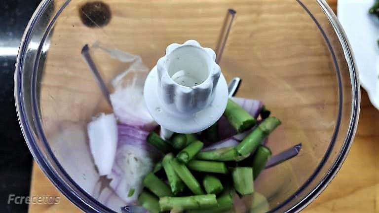 picadora con ajo, cebolla y espárragos verdes trigueros.