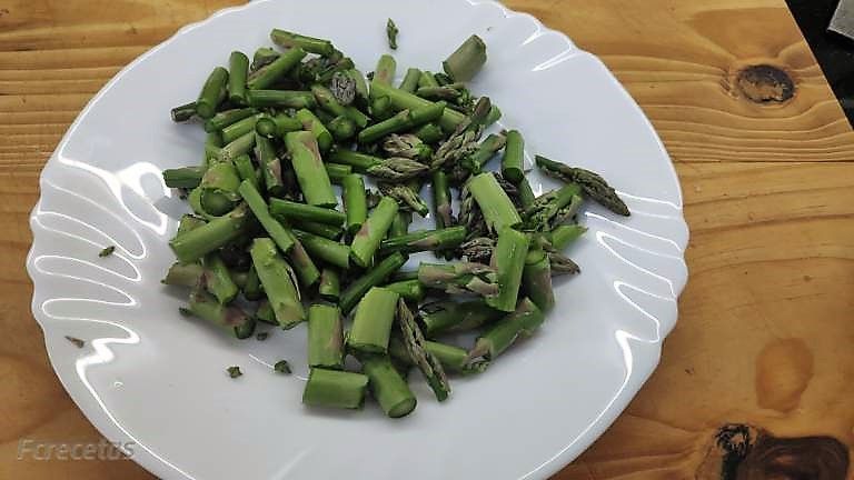 espárragos verdes cortados en un plato