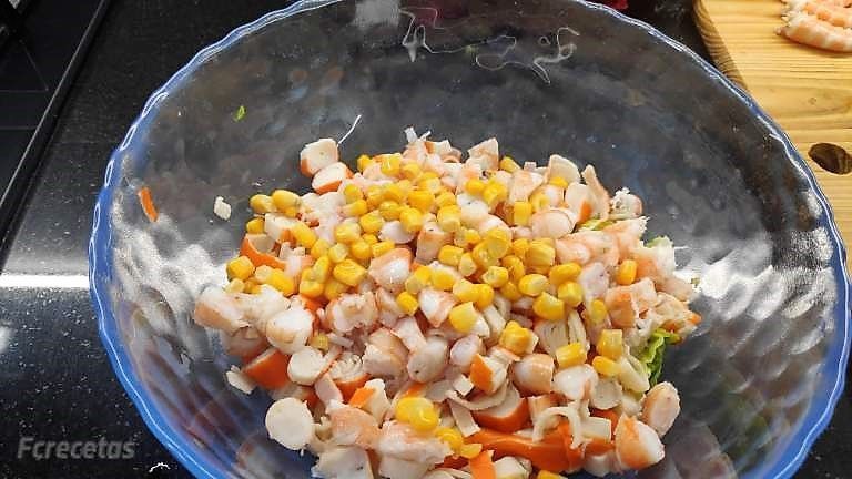 en un bol blat de moro, cranc i enciam trossejat. ingredientes del pastis de marisc