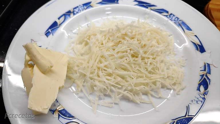 en un plato mantequilla t parmesano rallado