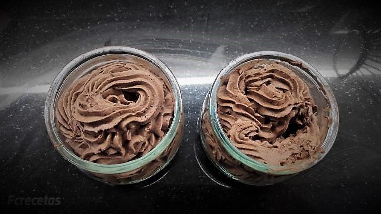 vasitos de trufa con fideos de chocolate