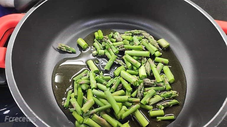 una cazuela con espárragos cortados.