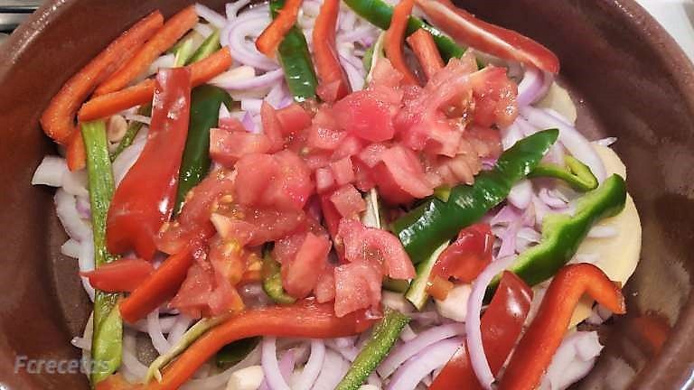 tomate añadido a las verduras en la cazuela