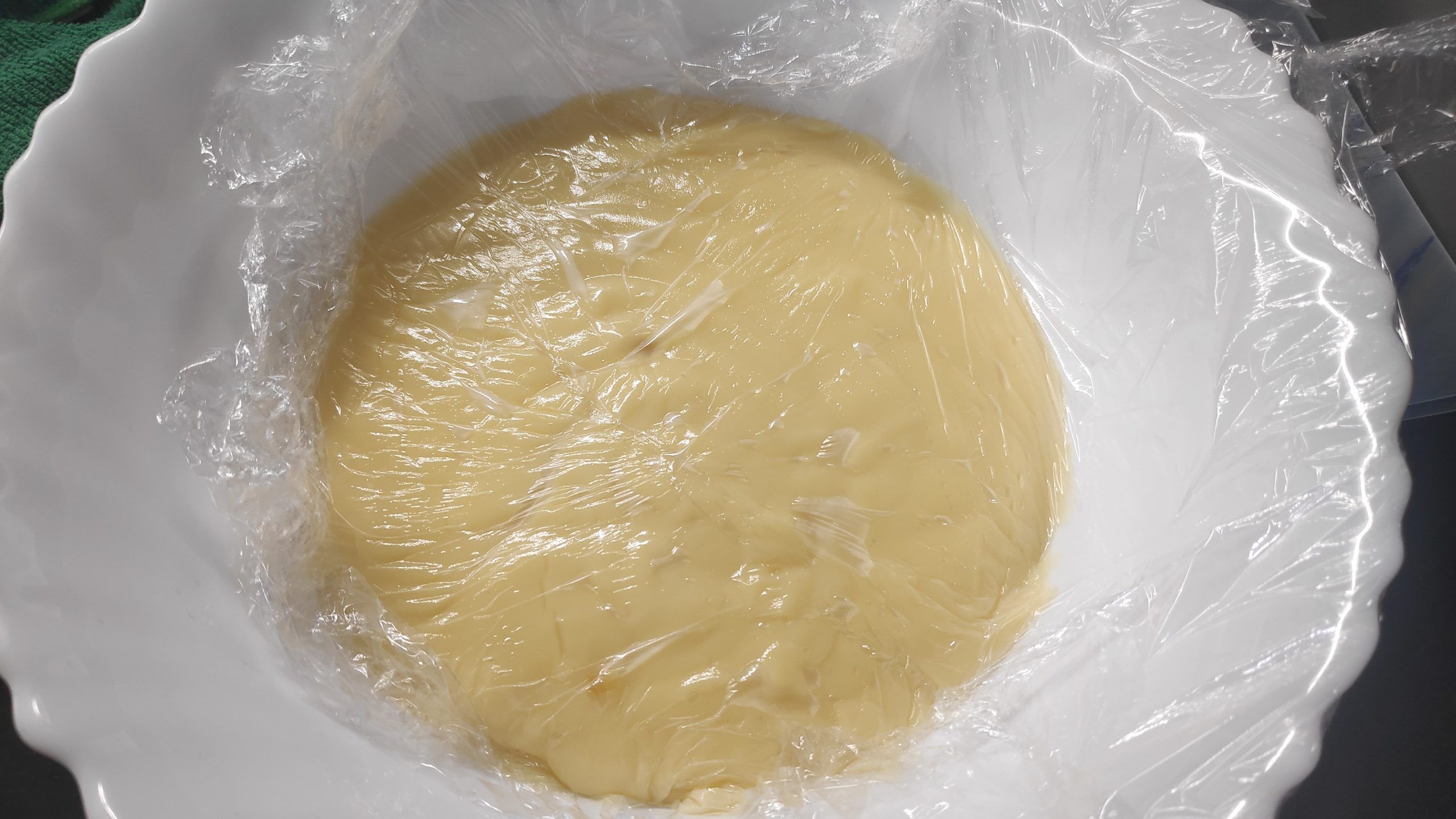 crema pastelera con film transparente en la superficie