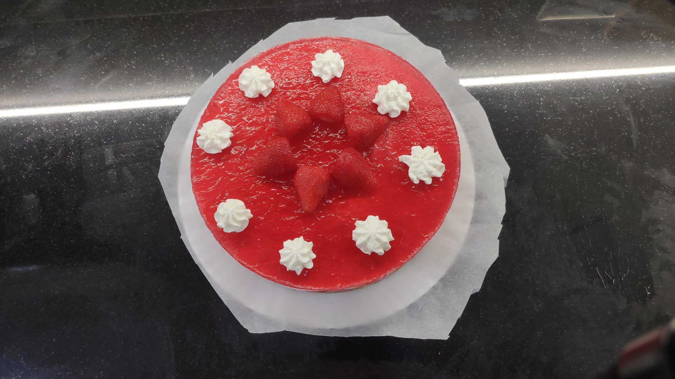 tarta decorada con nata y fresones