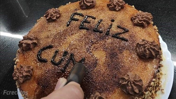 escribiendo felicidades con chocolate