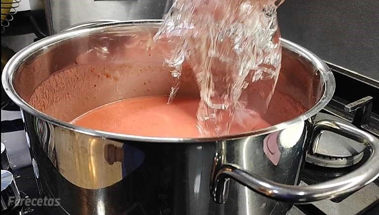 añadiendo hojas de gelatina escurridas en la cazuela