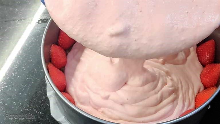 añadimos el mousse de fresones al molde