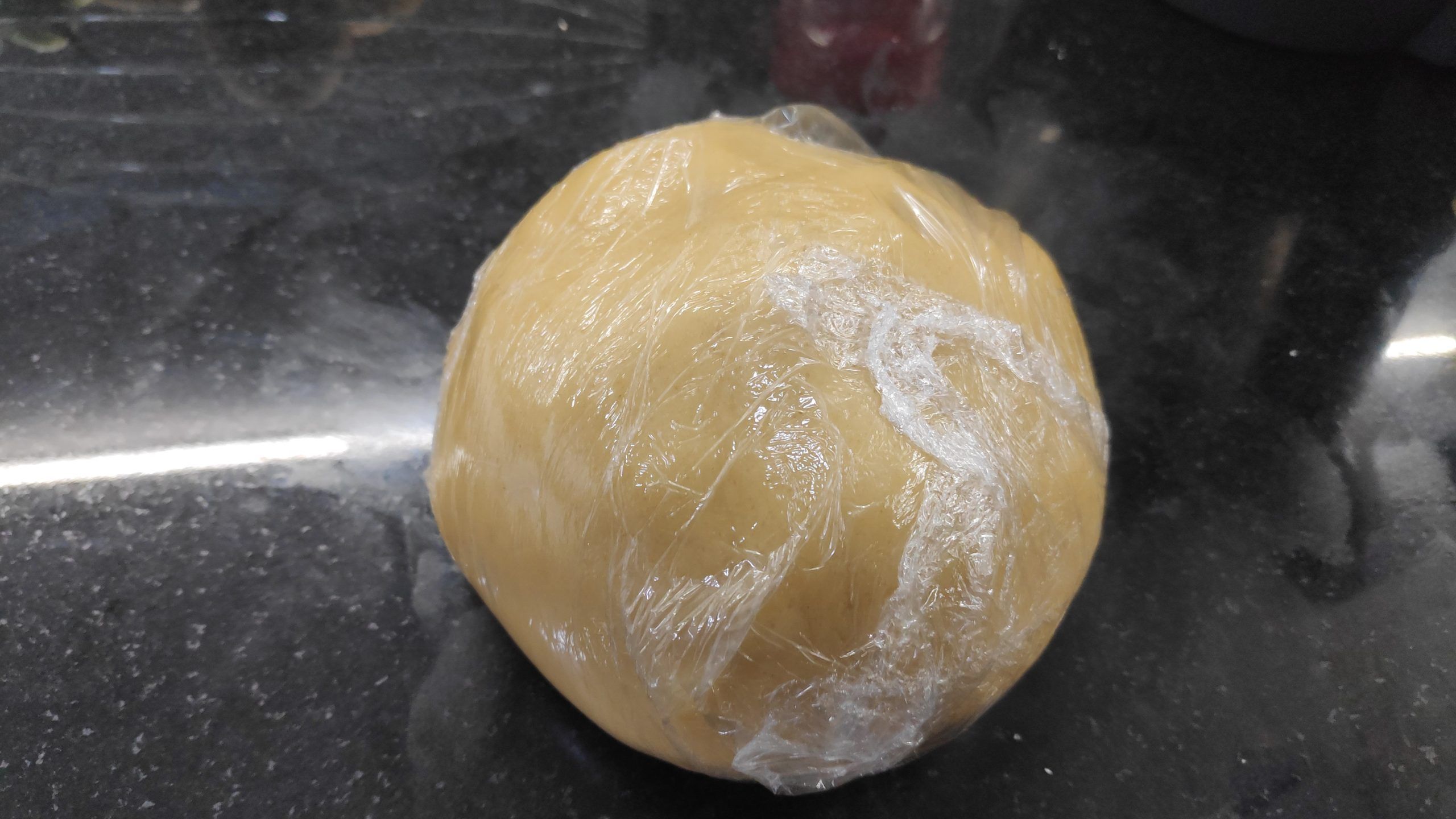 bola de massa embolicada amb film transparent