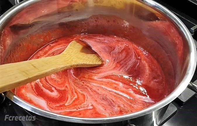 mezcla con fresones en una cazuela