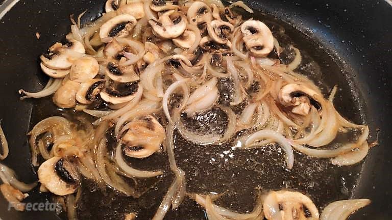 cebolla y champiñones en la cazuela