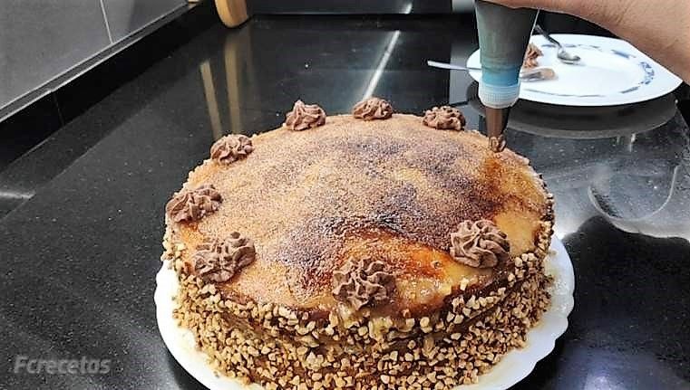 colocando trufa con la manga pastelera