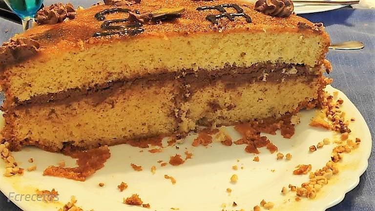 pastel de yema y trufa cortada una mitad