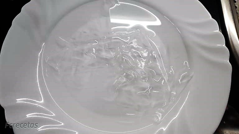 un plato con agua y gelatina en hojas