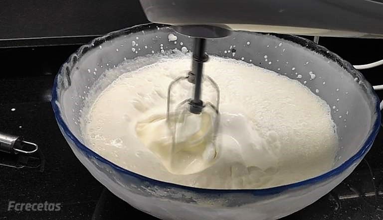 montando la nata con la batidora
