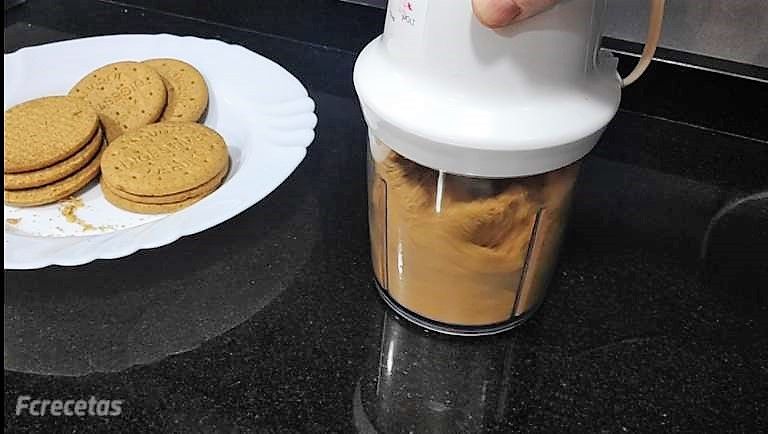 picadora eléctrica y galletas