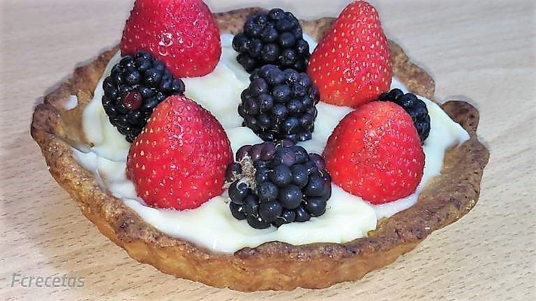 tartaleta con crema y fresones y arándanos
