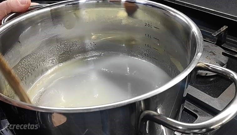 una cazuela al fuego elaborando el almíbar