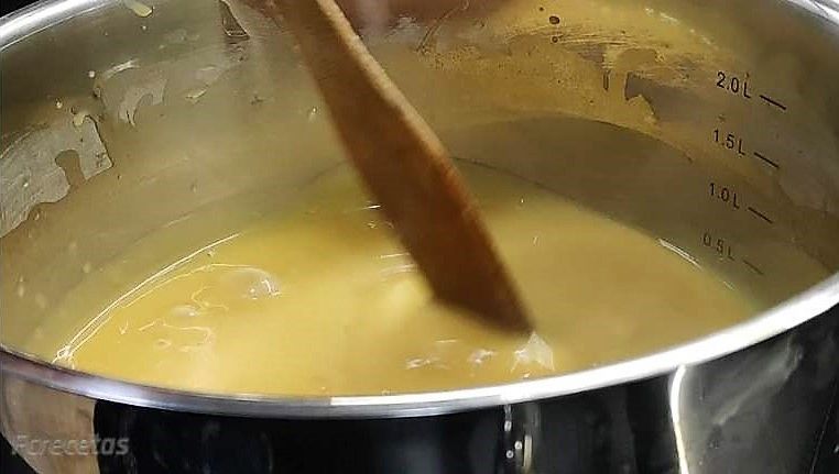 preparando la yema en la cazuela al fuego