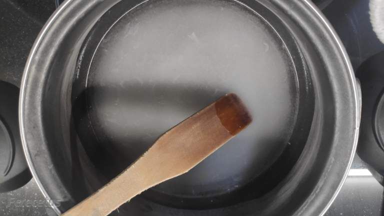 removientdo el almíbar en una cazuela