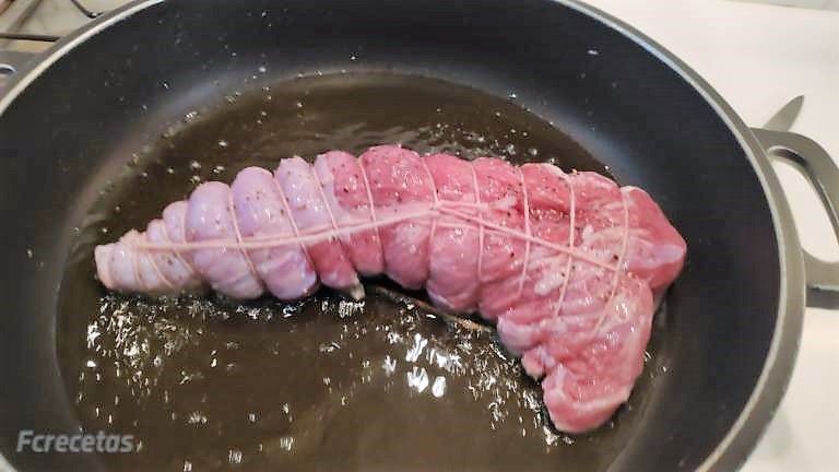 sellando la carne en la cazuela