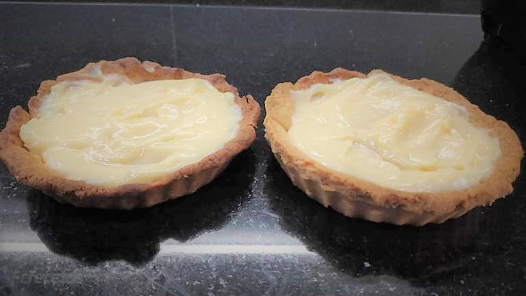 dos tartaletas con crema pastelera