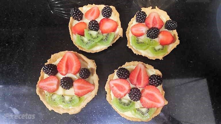 cuatro tartaletas de fruta