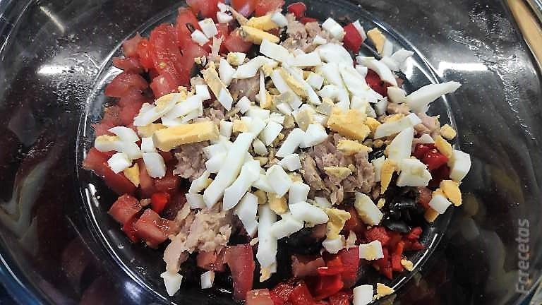 huevo troceado añadido a los ingredientes anteriores