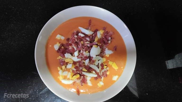 un plato con salmorejo