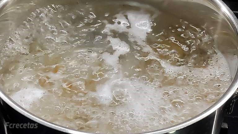 recipiente con agua hieviendo